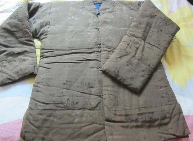 26岁儿子把62岁母亲赶出门只披一件破大衣母亲半路一摸哭了