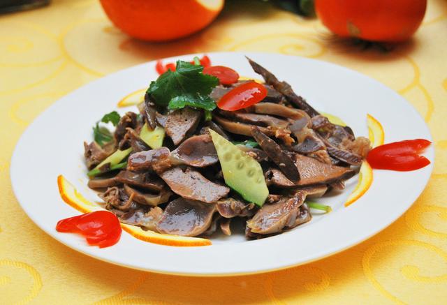 原料:鸭杂(鸭肠,鸭肝,鸭胗),黄瓜,盐,料酒,生抽,辣椒油,姜片,蒜末