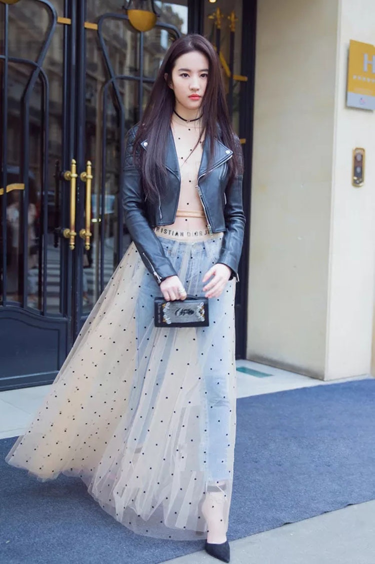 女生溜肩会让身材变得不好看,从而影响自己的仪容,但可以通过适当的