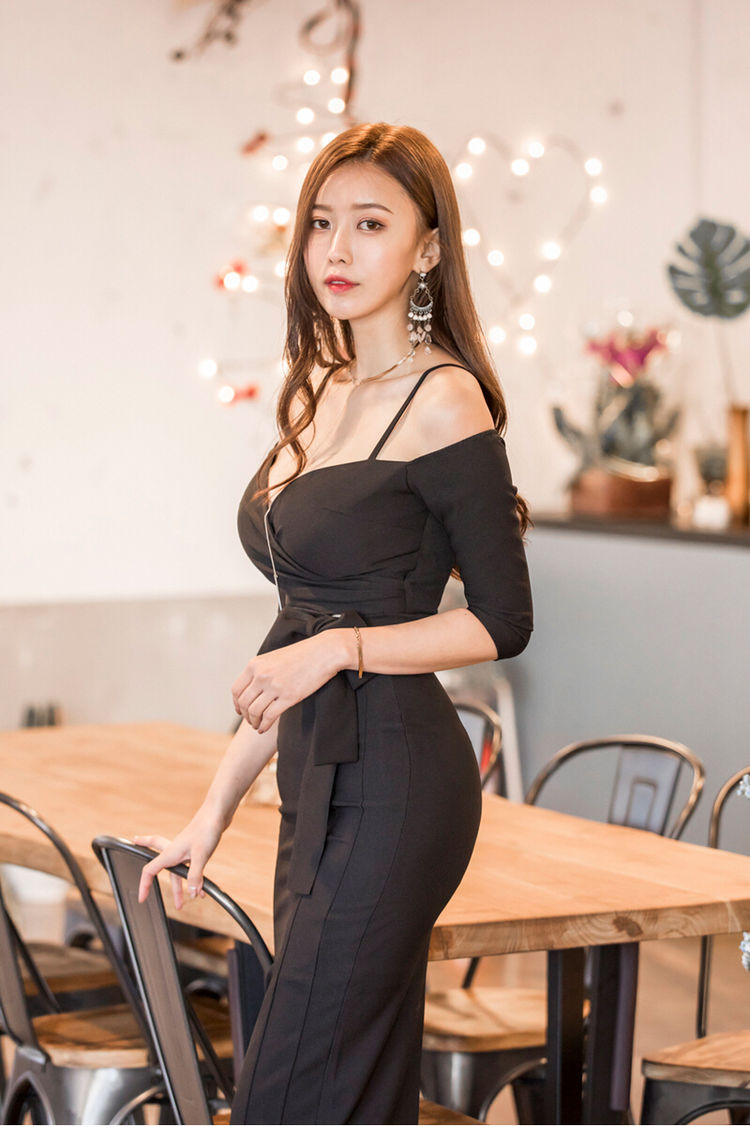 黑色吊带连衣裙美女,透露着成熟女性性感妩媚,优雅又靓丽!