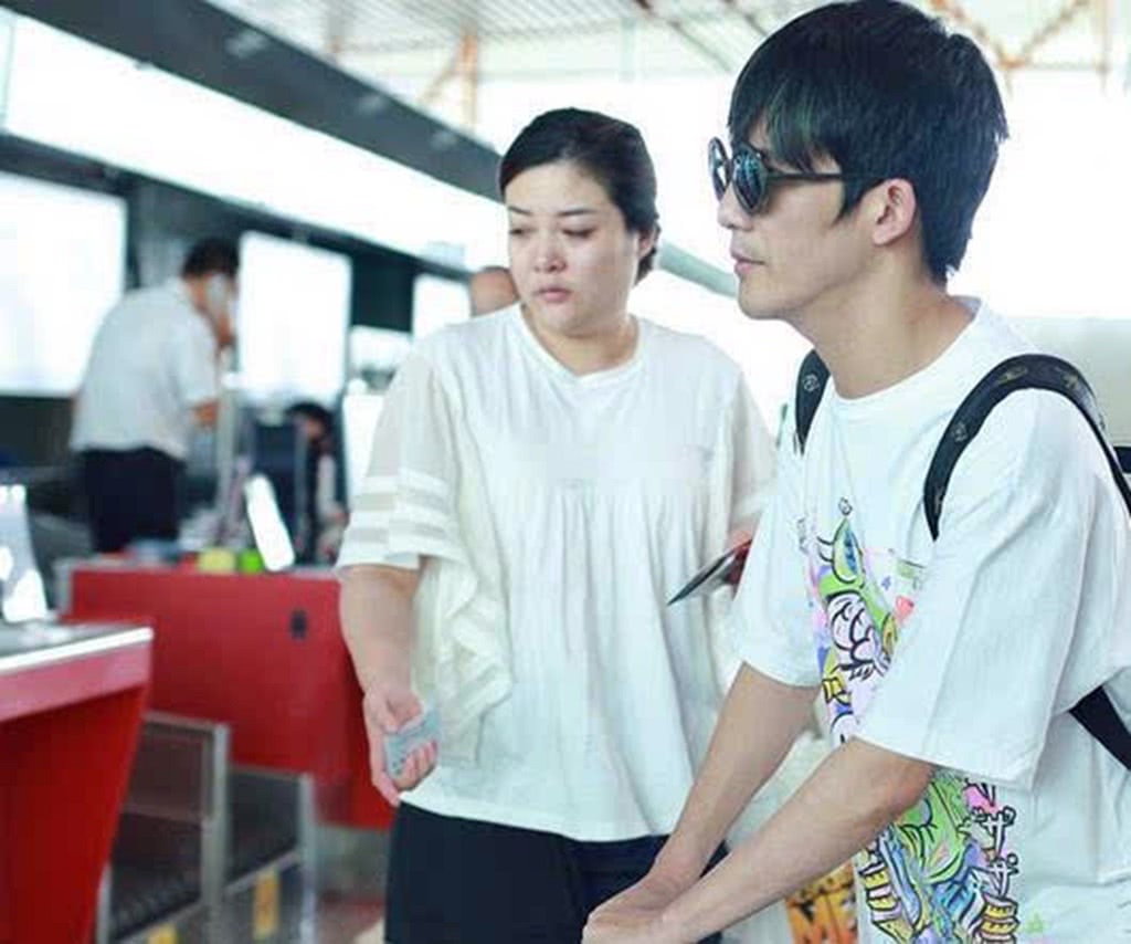大张伟与妻子刘迎机场照曝光.