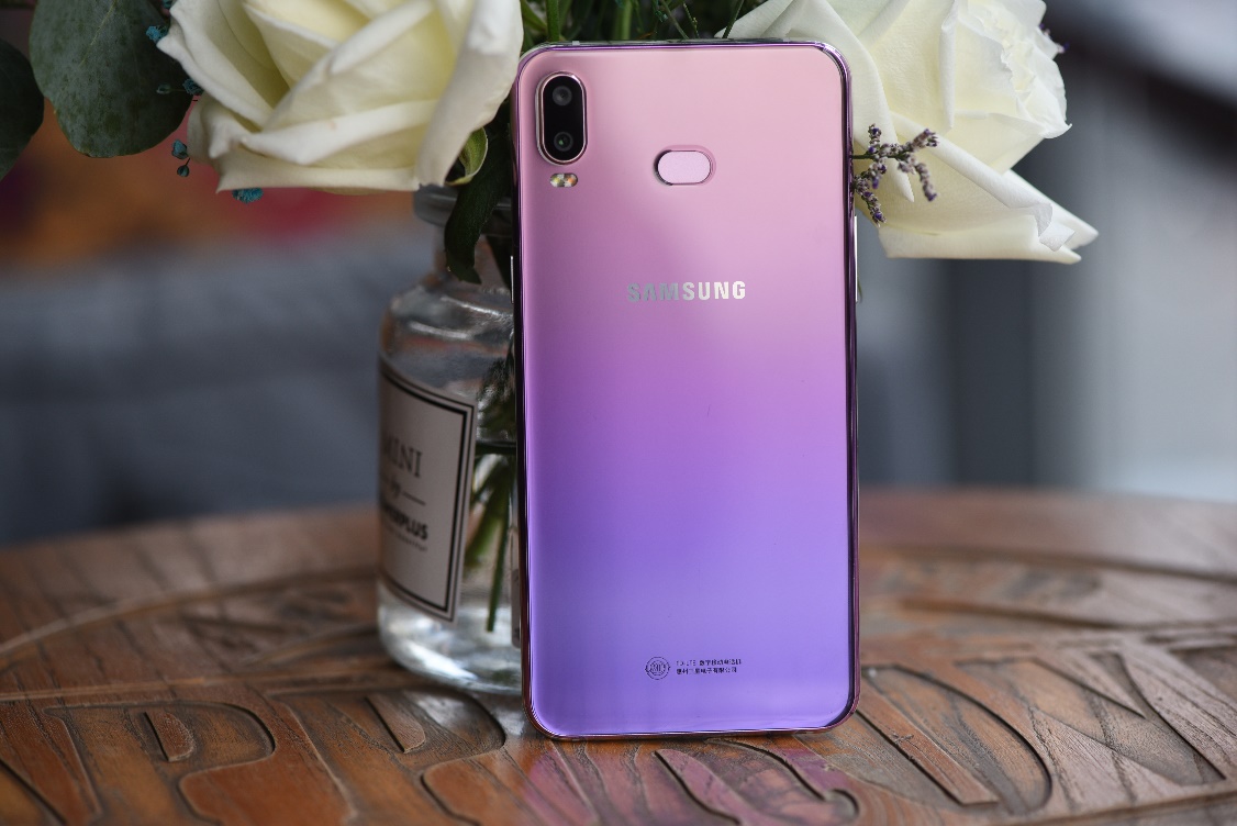 而在galaxy a6s之上,高通骁龙660搭配6gb运行内存,且经过三星软件方面