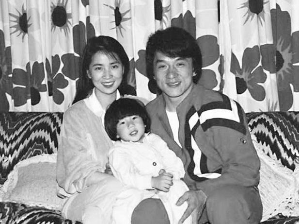 成龙新专辑示爱林凤娇房祖名,懒理女儿吴卓林喊话,同父不同命?