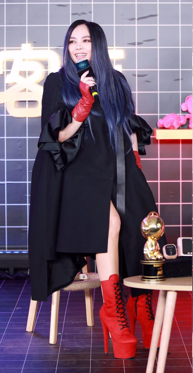 张惠妹又发福!体型圆润胖若两人,没想到照样敢用下装消失配长靴