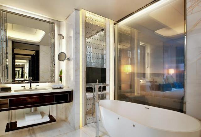 为什么酒店卫生间,都是透明的玻璃?听专家一说完,才知太聪明了