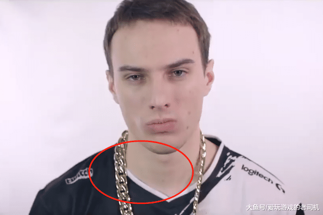 perkz戴大金链子镶金牙新赛季要起飞了网友别说还挺帅的