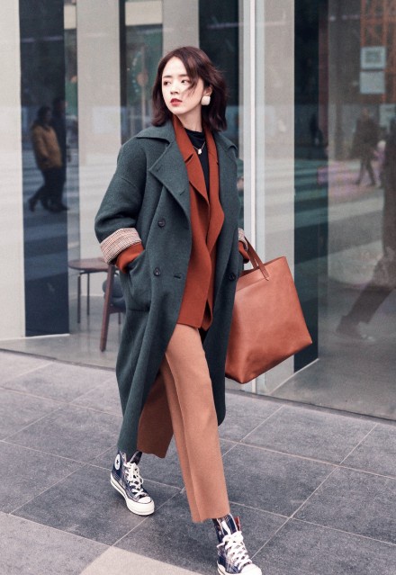 西装搭配呢大衣,整体挺拔的穿搭气场很足.