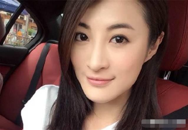 林峰表妹,结婚3年无子,今31岁坐拥跑车,被传生孩子奖励一亿