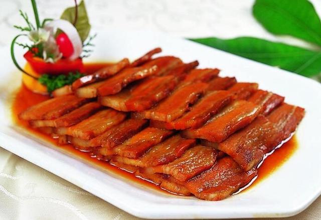 卤五花肉,肥而不腻,入口软烂鲜香,而且香气四溢,诱人口水直流