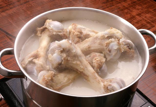 无论炖什么骨头汤都不要直接加水炖记住这2步汤更香更白
