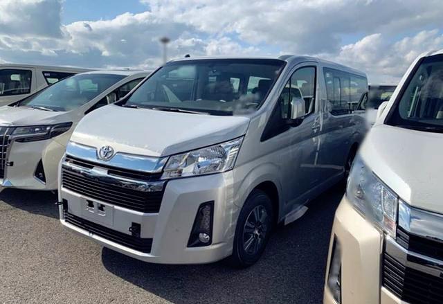 hiace并没有以往经典的平头设计,整体前脸线条变得更加硬朗,符合丰田