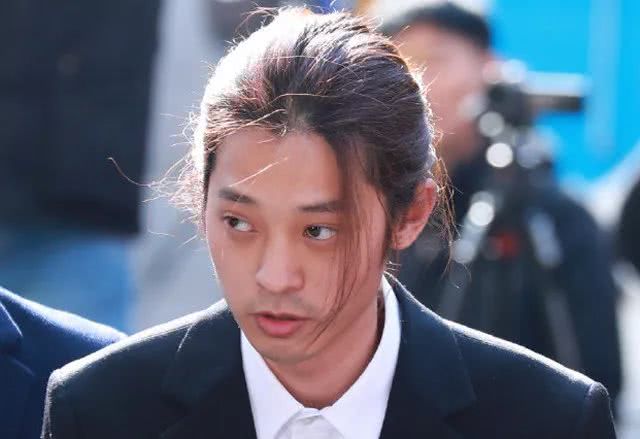 郑俊英现身接受调查很憔悴粉丝感觉一夜之间老了20岁