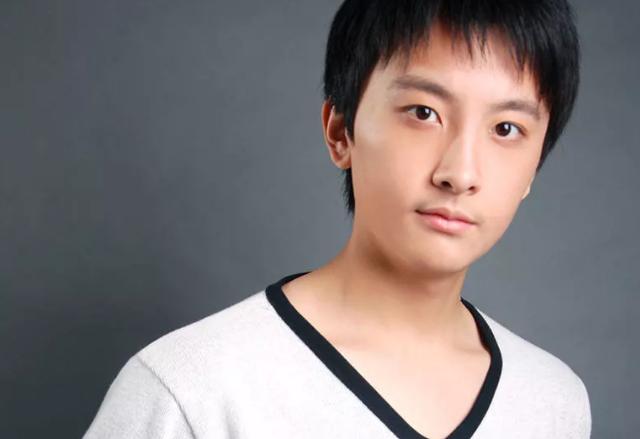 早年间,牛骏峰曾经出演过不少电影,电视剧,例如:《四一班》,《我们都