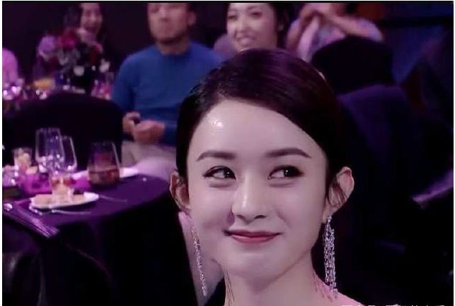 赵丽颖婚后首现身,摄影师只拍脸,看到全身照后