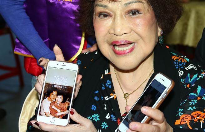 贾静雯被批不会做人,阿姑周游40周年婚礼,送上"诚意"摆门口!