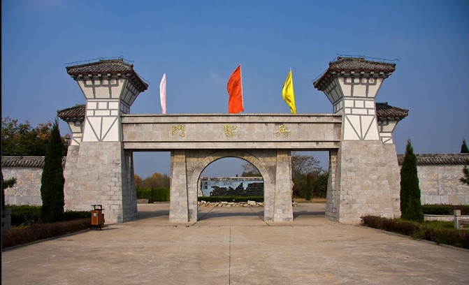 鄄城乃战国著名军事家孙膑故里,孙膑旅游城占地面积999亩,现有景点为