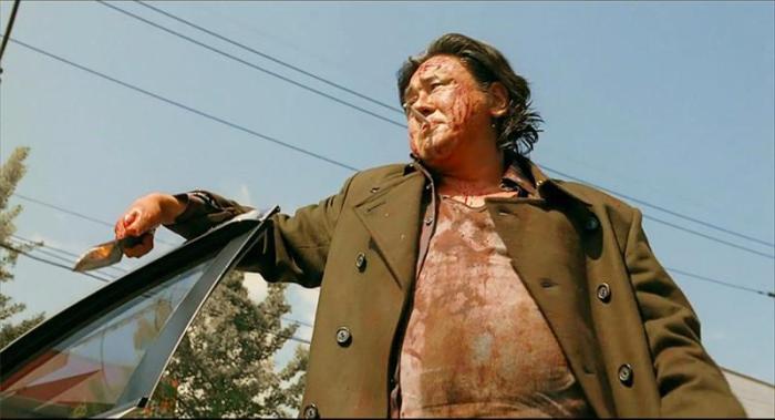 影片的开头就直接进入主题,一个月黑风高的雪夜,连环杀手开着他那辆普