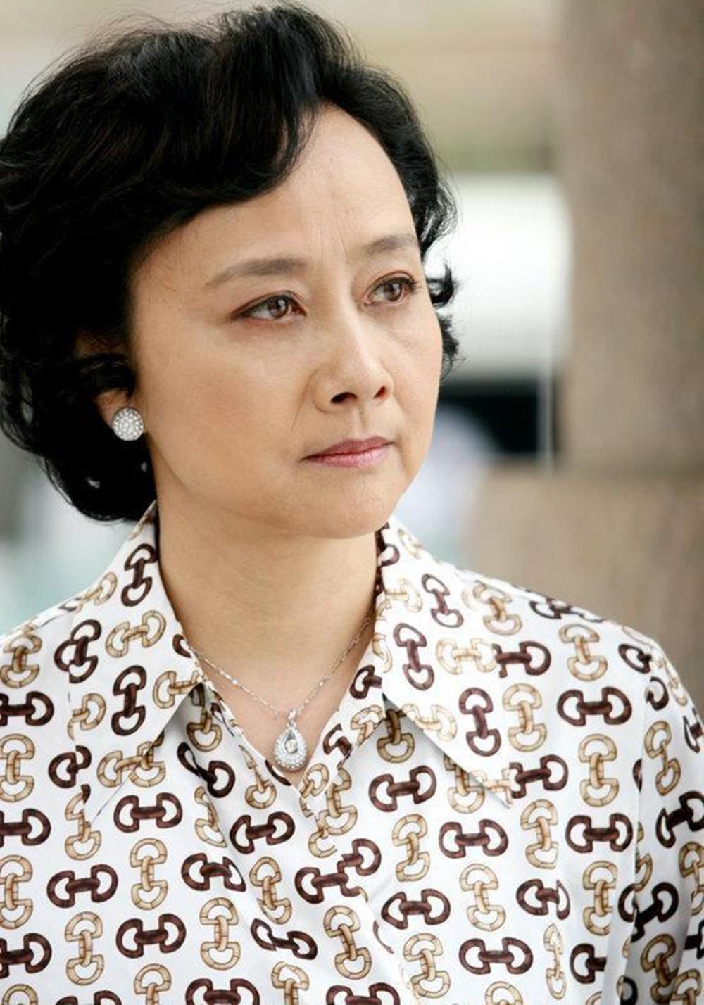 她是师太级演员, 姐弟恋结婚恩爱多年, 今儿子是知名导演