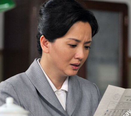 丈夫去世后守寡十年,独自带大儿女,现52岁与二婚丈夫恩爱幸福