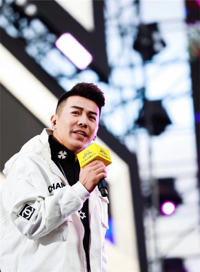 粉丝发问舞帝利哥:你坚持直播是为了钱吗?利哥回答让粉丝信服