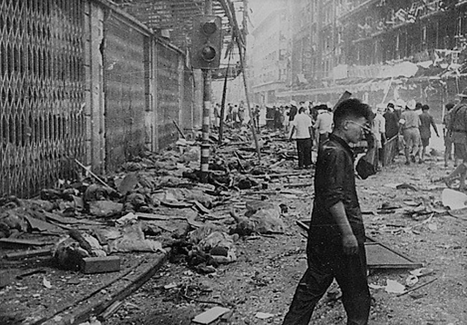 淞沪会战中的老照片:日军轰炸上海,无数百姓成为炮弹下的冤魂