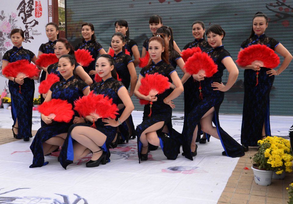 大妈演绎旗袍风采,旗袍舞展示成熟韵味