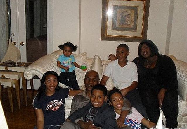 如今的拳王泰森不再像以前那样横冲直撞了,他现在的心一直放在家庭