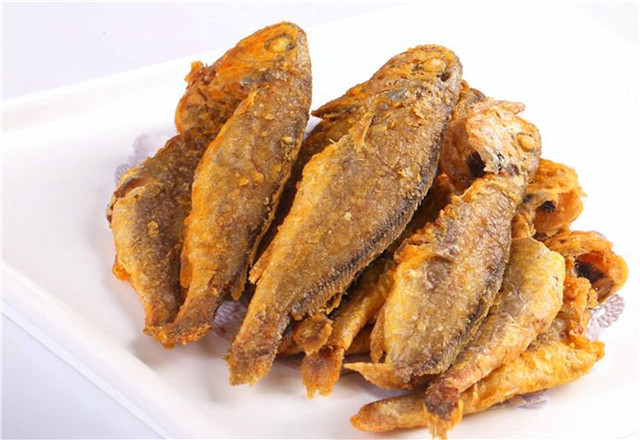 干炸小黄鱼时,这个小技巧可以试试,学会炸鱼不腥,口感酥脆!
