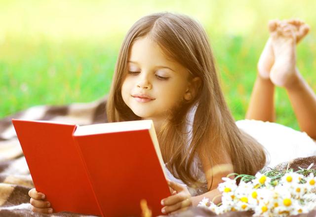 另外稍微大点的孩子,也不要让他们自己单独读一本书