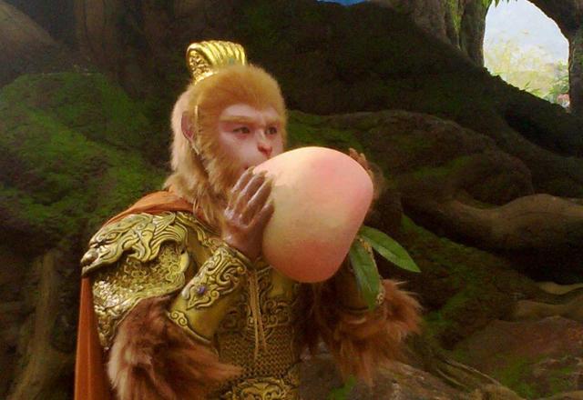 孙悟空大闹蟠桃园时,为何只咬一口便扔掉?80%的人都没猜到!