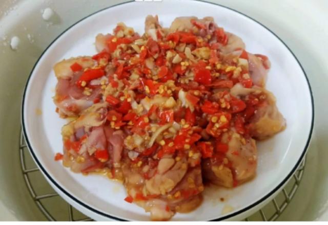 剁椒蒸鸡腿:剁椒的鲜辣渗透到软嫩的鸡腿肉中,层次丰富无敌下饭