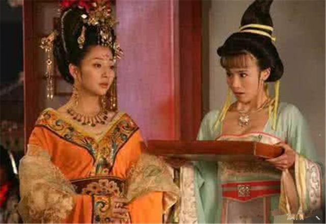唐玄宗一行来到距长安百里之遥的马嵬驿,拥有贵妃之尊的杨玉环,没有