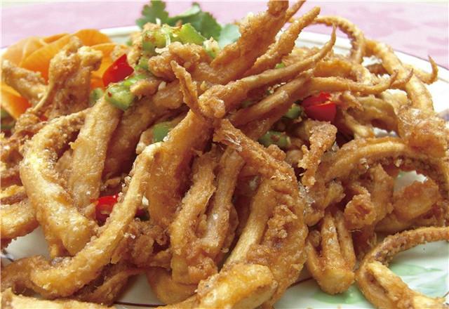 可能很多人会问,为何要用到黄豆粉,其实目的就是为了增加鱿鱼须在油炸