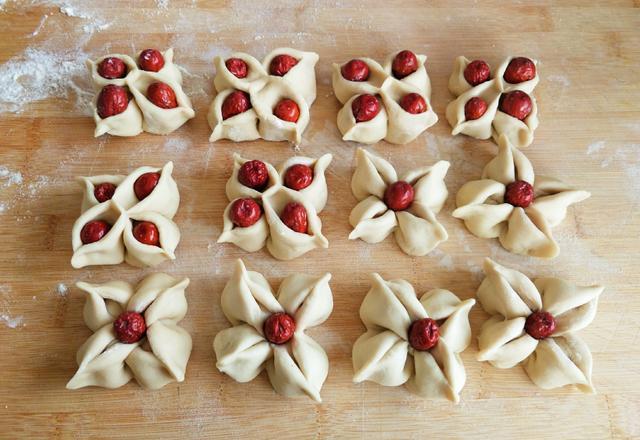 年关将至,老辈人做的几款过年馒头,漂亮简单又喜庆,稀罕物品