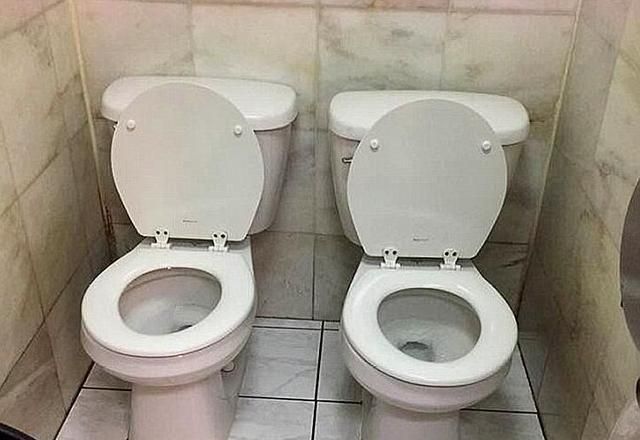 感觉这两个马桶专为"好朋友"设计的,走,一起上厕所去,永不分离 自号