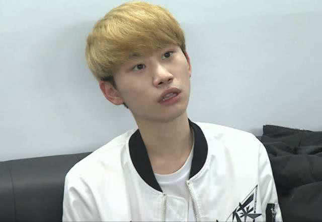 doinb直播被老婆嘲讽,金针菇一样短细,dionb表情亮了