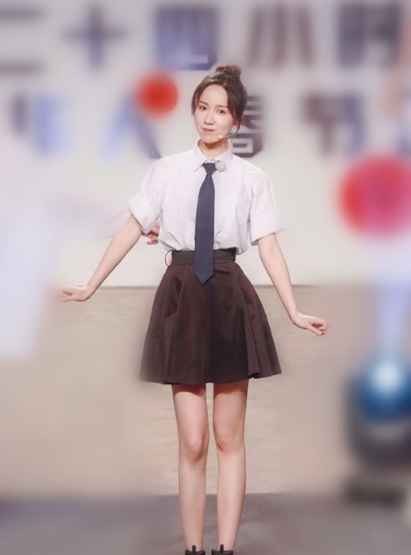 爱情公寓的胡一菲穿假裤子上台让人眼前一亮