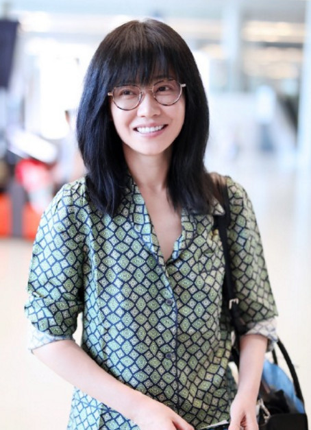 谭卓不仅穿着原谅色睡衣出镜还没梳头发