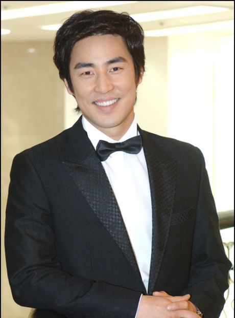 韩国单身父亲和13岁女儿同吃同住,举止亲密,让人尴尬又同情|金成秀