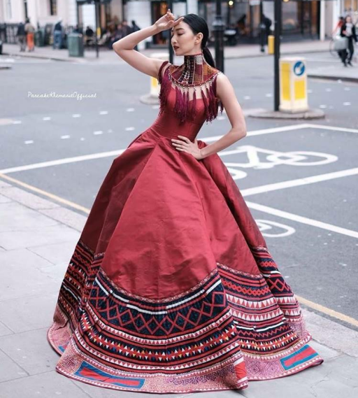 泰星pancake穿苗族刺绣连衣裙参加时装周,kim被夸穿泰服太美丽