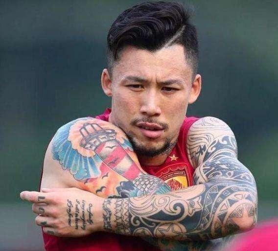 个性和传统,小球童被张琳芃纹身吓到,球员到底该不该纹身?