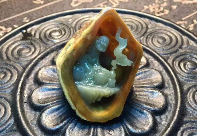 小伙夜市500买的翡翠原石,经过雕刻师傅精湛的手艺成功逆袭!