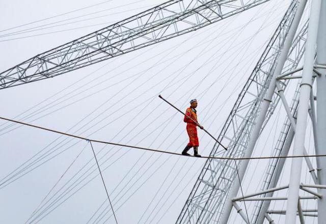 国家级非遗大师今日出现在重庆欢乐谷上演高空绝技走绳索