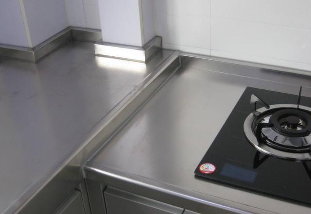 厨房用不锈钢台面到底好不好?朋友家用了6年,还跟新的一样