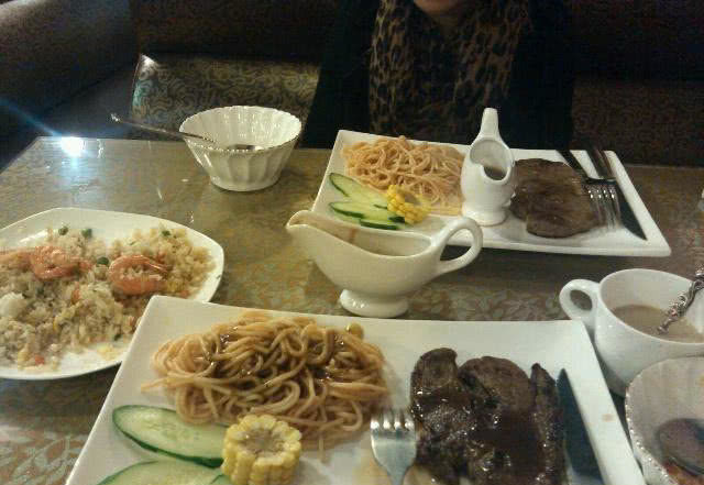 西餐厅吃饭,餐桌上的巧克力粉并不是零食,如果吃掉会被嘲笑