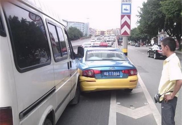 堵车被强行加塞怎么处理?交警:比起撞他车,这样更能解气