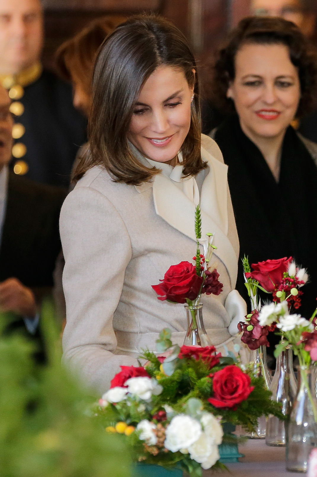 西班牙王后冬季造型真时髦!旧款大衣搭白衬衫和长裤,优雅又气质