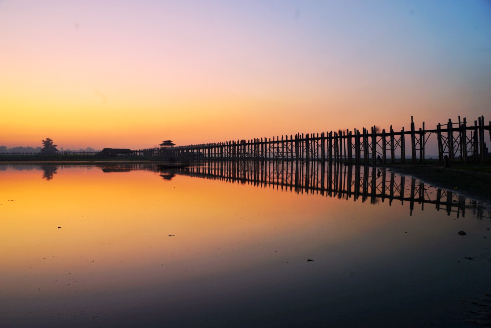 缅甸乌本桥,世界上最长的柚木桥成了缅甸青年最喜欢的爱情桥