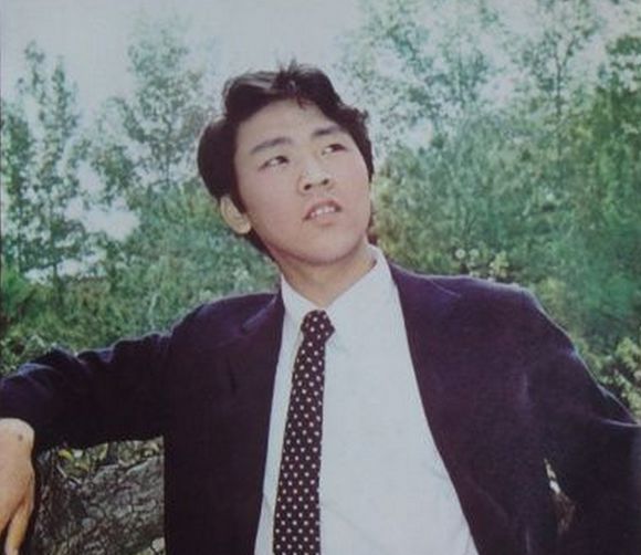 三上春晚享国家津贴,最红时因病消失多年,娶小学同学爱30余年!