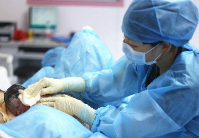 女人生孩子时,为什么需要娘家人在场?关乎到产妇生命安危